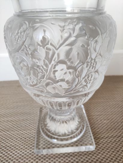 null LALIQUE FRANCE Paire de vases en cristal moulé pressé modèle Versailles. d’après...