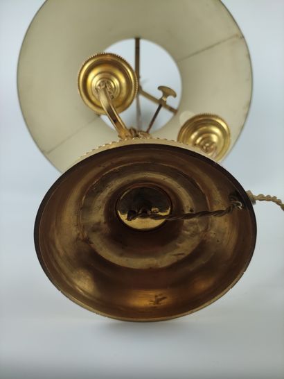 null LAMPE BOUILLOTE en bronze doré et ciselé à décor d'un fût à cannelures rudentées...