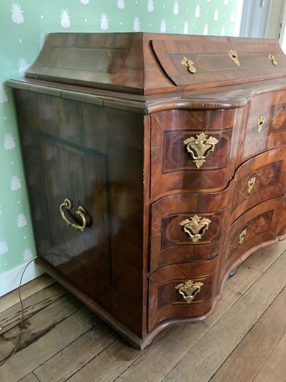 null WOODEN COMMODE with three drawers on three rows and one drawer in the upper...