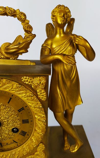  PENDULE en bronze doré et ciselé à décor de Cupidon avec ses attributs. Le cadran...