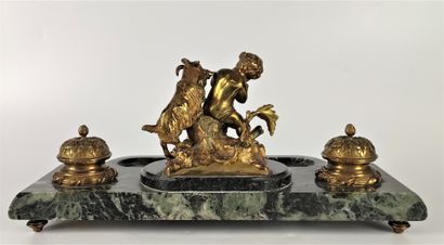 null ENCRIER en marbre vert de mer à décor d'un groupe central en bronze doré "Putto...