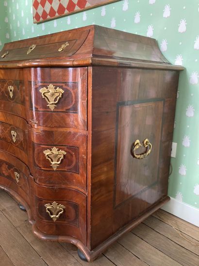 null WOODEN COMMODE with three drawers on three rows and one drawer in the upper...