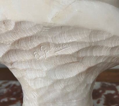 null O. GUERRIERI (XX ème siècle) Pierrot Buste en marbre blanc sculpté. H : 28 cm...