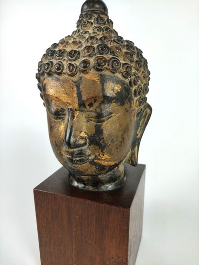 null 
CHINE
Belle Tête de Bouddha en bronze ciselé doré à patine brune, les yeux...