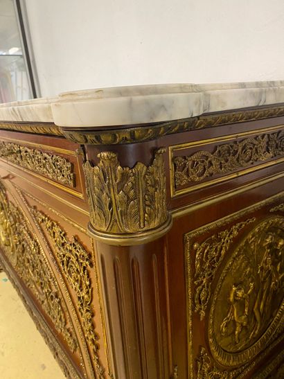 null Important COMMODE with mahogany veneer doors opening by two leaves revealing...