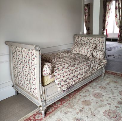 null POLONAISE BED in grey relacquered wood with painted decoration of flowered bouquets,...