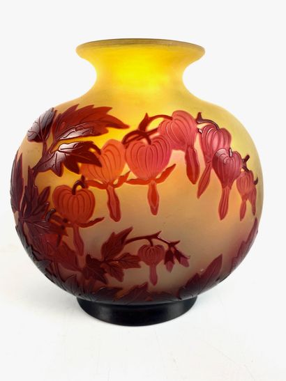 GALLE Vase de forme boule aplatie en verre...