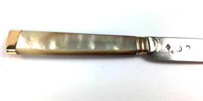 null A mother-of-pearl travel knife with gold escutcheon and silver blade. Master...