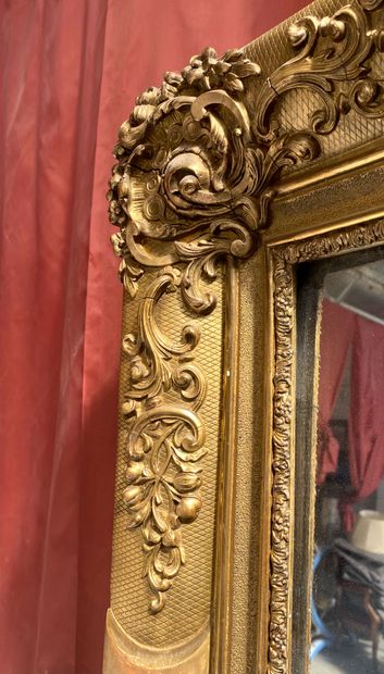 null LARGE wood and gilded stucco mirror with foliated spandrels. 19th century 185...
