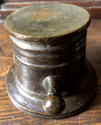  Small patinated bronze MORTAR without its pestle 17th century H. 7 cm
