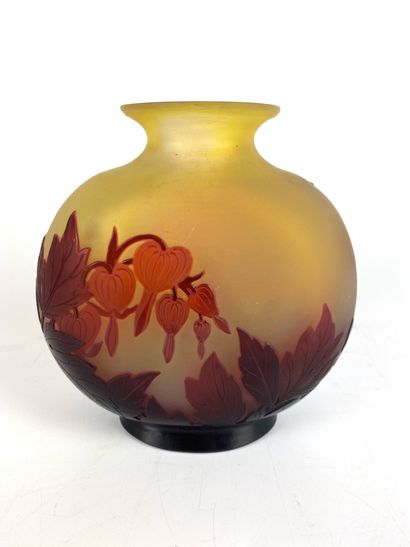 null GALLE Vase de forme boule aplatie en verre gravé à décor floral. Haut : 15 ...