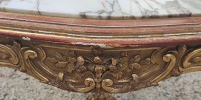 null Gilded wood table with mouldings and carvings of foliage, resting on four curved...