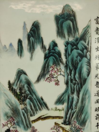 null CHINE Plaque en porcelaine à décor polychrome et gravé d'un paysage lacustre....