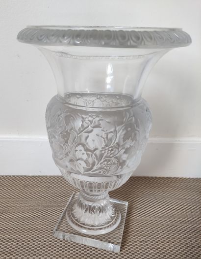 null LALIQUE FRANCE Paire de vases en cristal moulé pressé modèle Versailles. d’après...