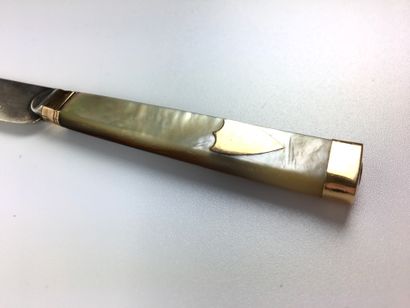 null A mother-of-pearl travel knife with gold escutcheon and silver blade. Master...