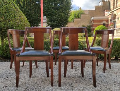 null SET OF FIVE mahogany chairs with gondola backs and four sabre legs. Green leather...