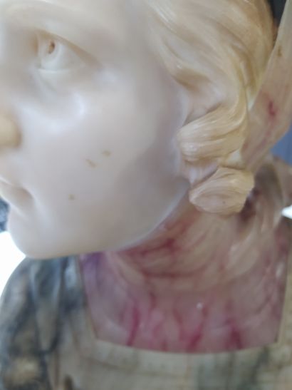 null IN THE GOUT of the XVIIth century Bust of a Woman with a laurel wreath Polychrome...