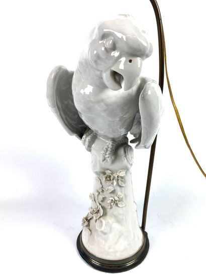 null STATUETTE en porcelaine allemande vernissée blanc représentant un perroquet...