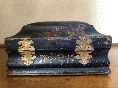 null Small black and gold lacquered wood box decorated with flowering bouquets and...
