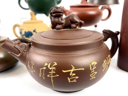 null CHINA Collection of 12 Yixing stoneware teapots 20th century Height : 4 to 13...