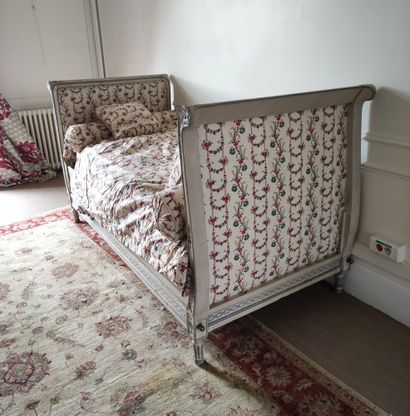 null POLONAISE BED in grey relacquered wood with painted decoration of flowered bouquets,...