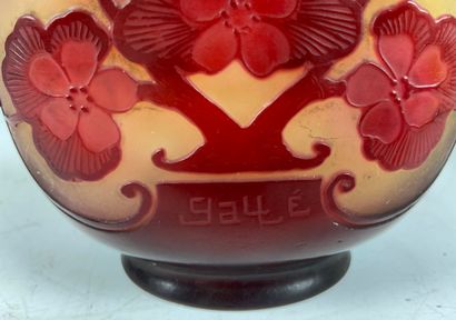 null GALLE Vase pagode en verre gravé degagé à l'acide de fleurs H : 13 cm (meulé,...