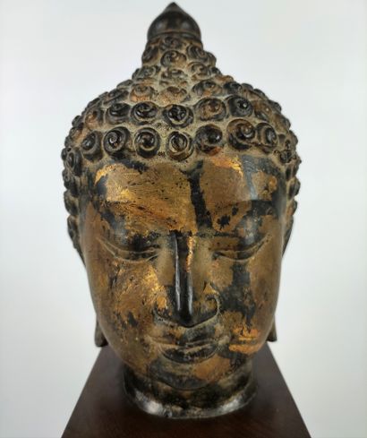 null 
CHINE
Belle Tête de Bouddha en bronze ciselé doré à patine brune, les yeux...