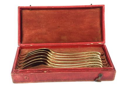 null Suite of SIX GOLDEN DESSERT SPoons with antique decoration. Red morocco case....