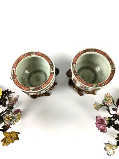 null A PAIR OF FLOWERED BOUQUETS in polychrome porcelain and patinated metal in porcelain...