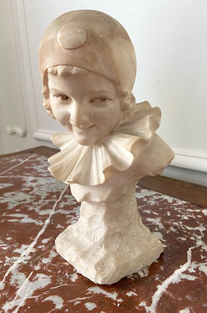null O. GUERRIERI (XX th century) Pierrot Bust in white marble. H : 28 cm (Restorations...