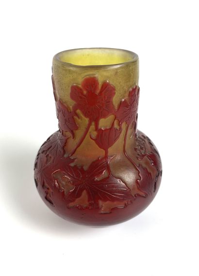  GALLE Petit vase de forme pansue en verre gravé à décor floral. Haut : 9 cm