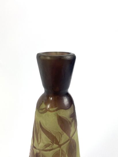 null GALLE Vase de forme ovoide en verre gravé à décor floral, le col retréci. Haut...