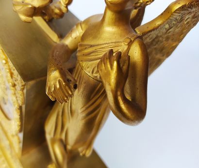 null PENDULE en bronze doré et ciselé à décor de Cupidon avec ses attributs. Le cadran...
