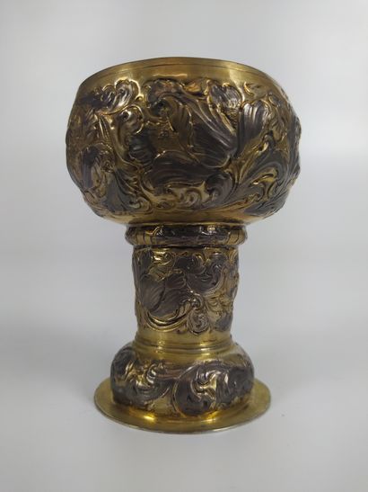 null Römer CUP in vermeil on a round pedestal, with repoussé decoration of poppy...