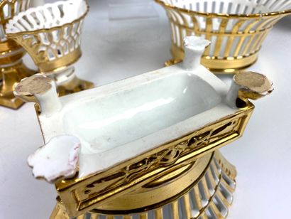 null PARIS Collection de coupes ajourées en porcelaine blanche et or comprenant :...
