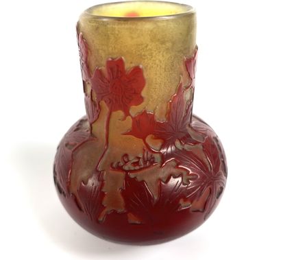 null GALLE Vase de forme ovoide en verre gravé à décor floral, le col retréci. Haut...