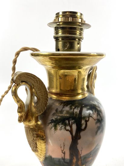  PARIS Paire de vases à l'antique décorés de col de cygne monté en lampe, en porcelaine...