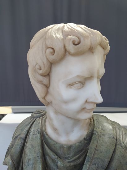 null DANS LE GOUT du XVIIeme siècle Buste d'empereur romain Marbre blanc et polychrome...