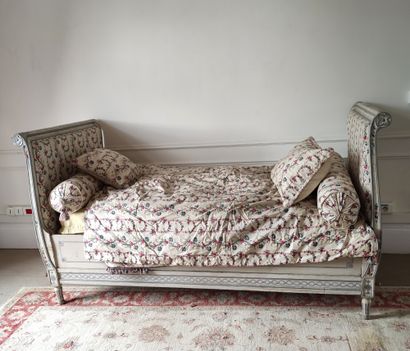 null POLONAISE BED in grey relacquered wood with painted decoration of flowered bouquets,...