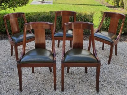 null SET OF FIVE mahogany chairs with gondola backs and four sabre legs. Green leather...