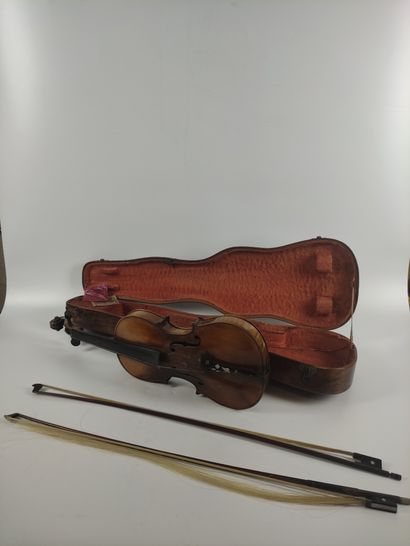 null GERMAN VIOLIN in wood marked Stainer. Two bows. Length : 58 cm Rosewood case....