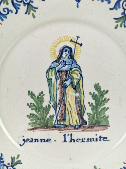 null NEVERS Assiette patronymique en faience à bordure contournée décorée en polychromie...