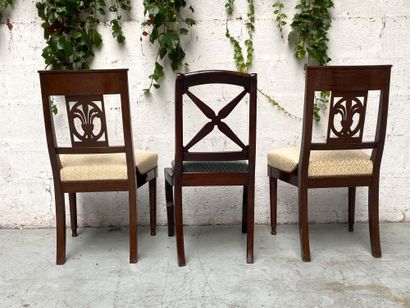 null Pair of mahogany chairs with a flat openwork back decorated with a spray of...