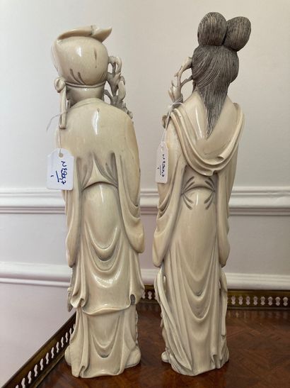 null JAPON Deux okimonos en ivoire sculptés d'un couple avec enfants. Début XXe siècle...