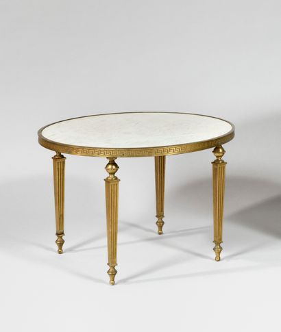 null TRAVAIL DES ANNEES 1960 Table basse à plateau circulaire en marbre blanc veiné...