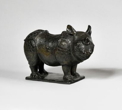 null CHRISTINE PARAVISINI (1960-2013) Xiao-Jiao (Le petit rhinocéros) Bronze à patine...