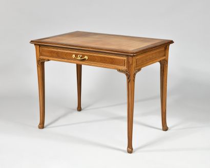 null LOUIS MAJORELLE (1859-1926) « Fougère » Table à écrire en noyer mouluré et sculpté,...