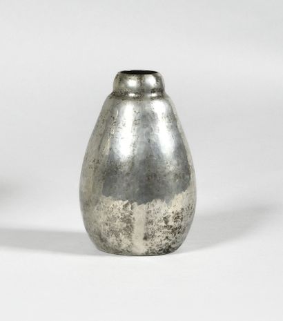 null JEAN DUNAND (1877-1942) Piriform vase in hammered pewter, the neck narrowed...