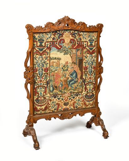 null HETRE TINTED SCREEN of mouvement form, with rich openwork decoration of foliage,...