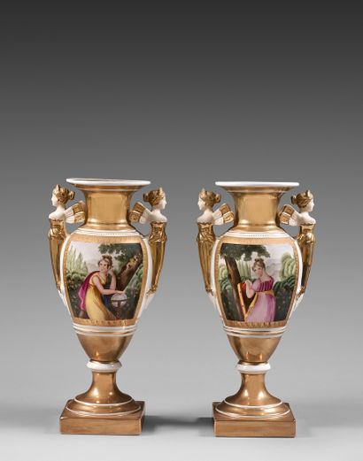 null Paire de vases de forme balustre en porcelaine à décor polychrome de portrait...
